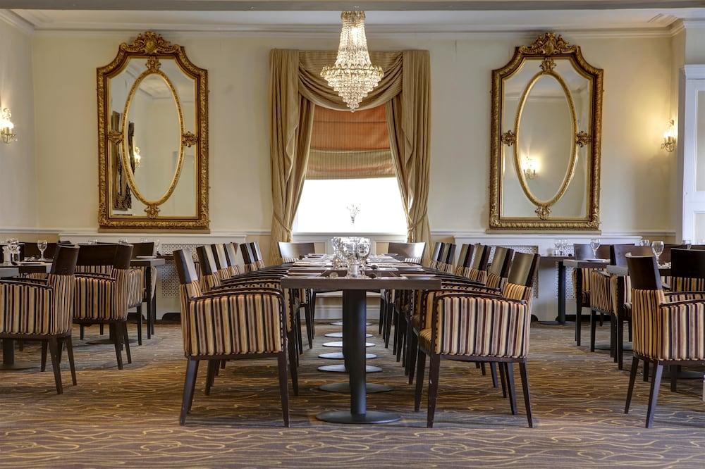 Ramada By Wyndham Cheltenham Golden Valley Екстериор снимка