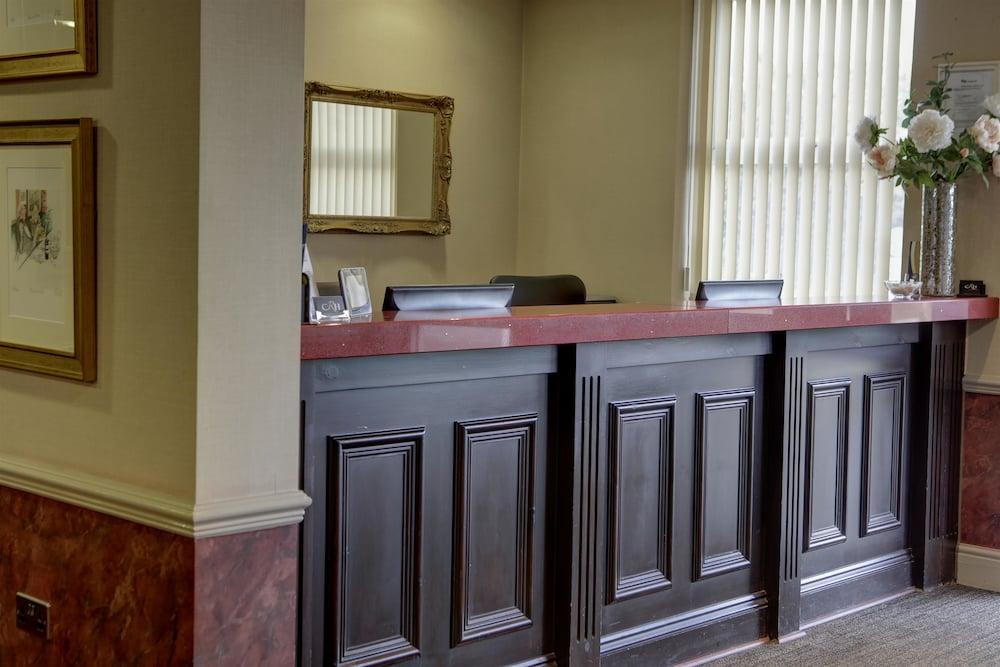 Ramada By Wyndham Cheltenham Golden Valley Екстериор снимка