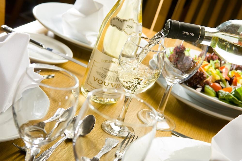 Ramada By Wyndham Cheltenham Golden Valley Екстериор снимка