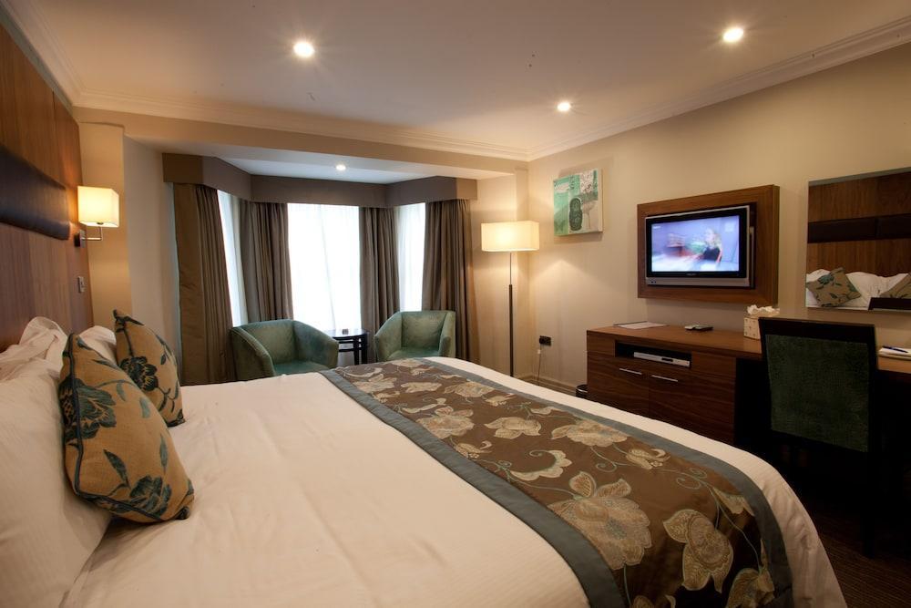 Ramada By Wyndham Cheltenham Golden Valley Екстериор снимка