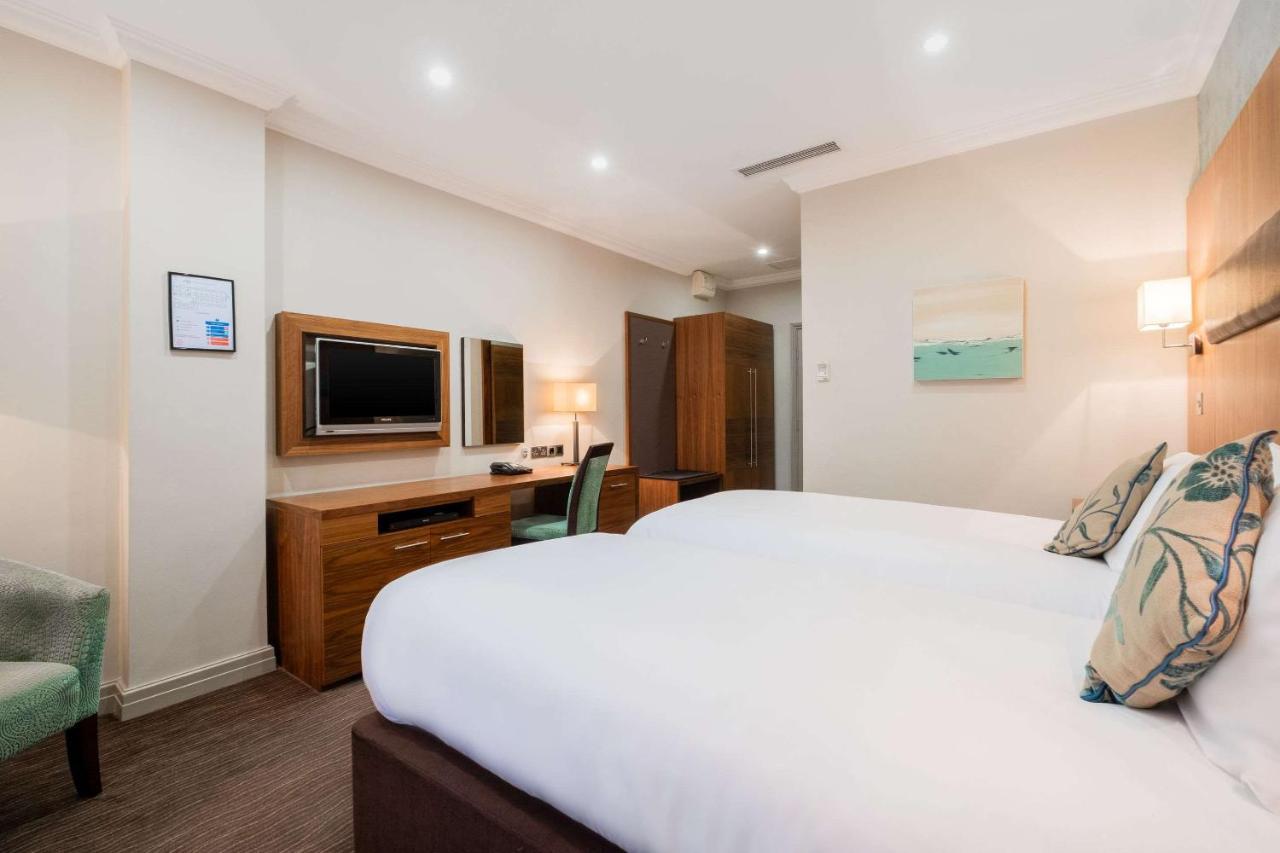 Ramada By Wyndham Cheltenham Golden Valley Екстериор снимка