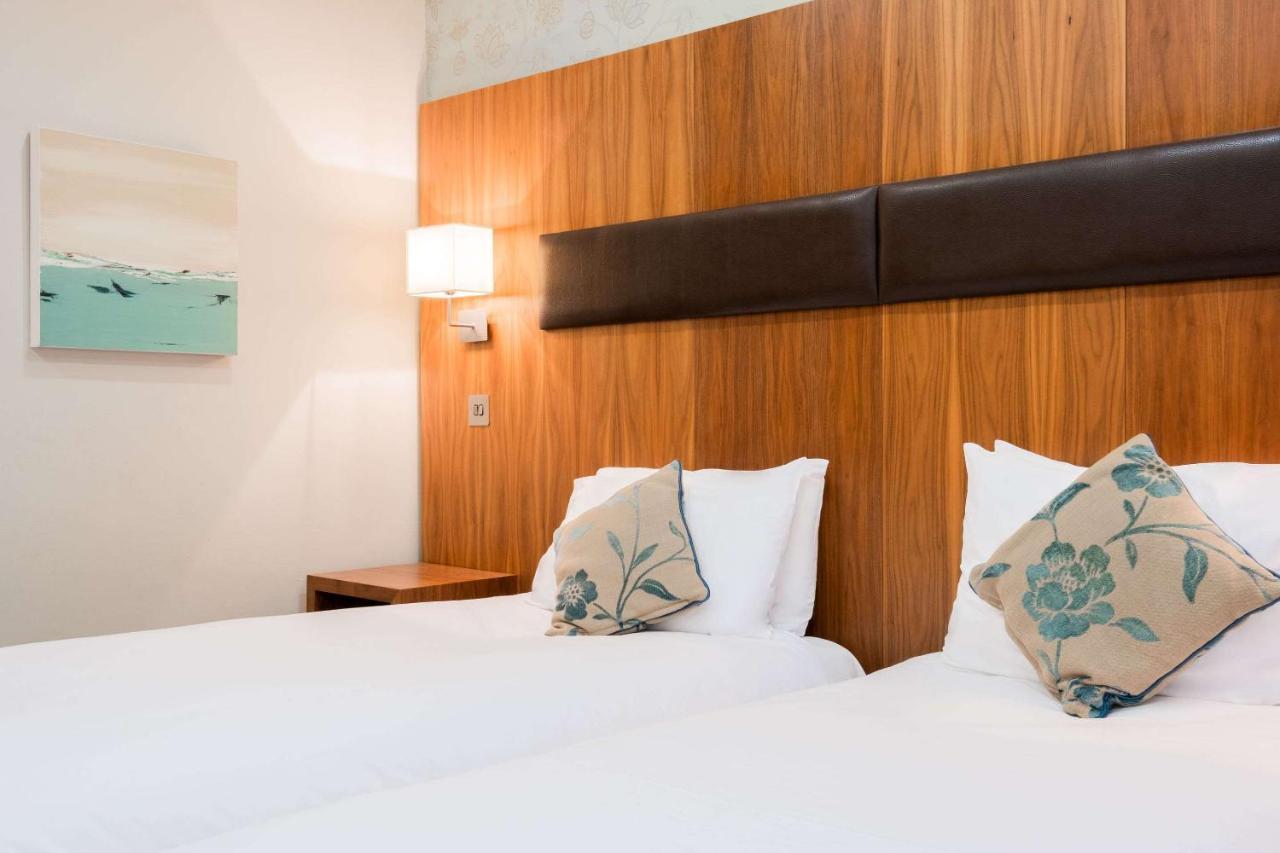 Ramada By Wyndham Cheltenham Golden Valley Екстериор снимка