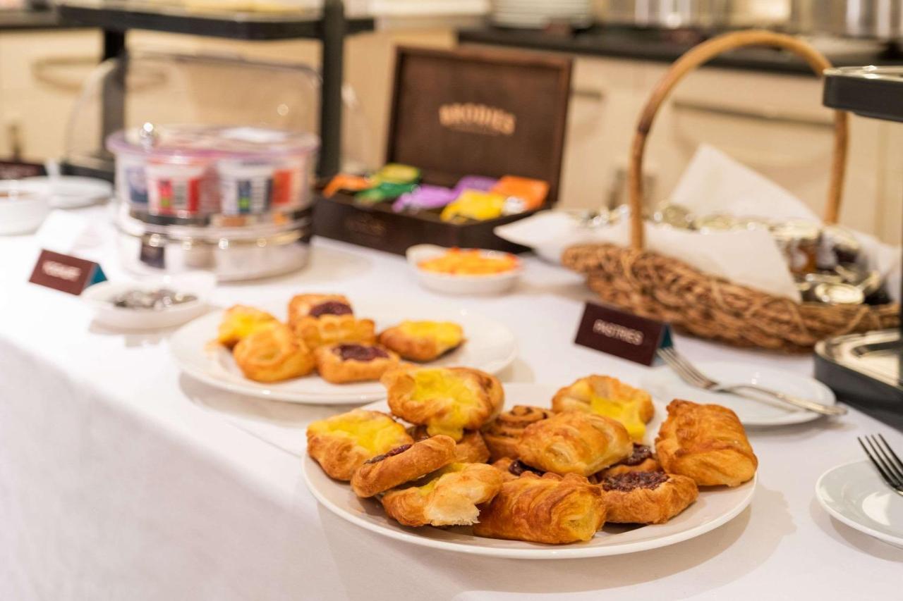 Ramada By Wyndham Cheltenham Golden Valley Екстериор снимка