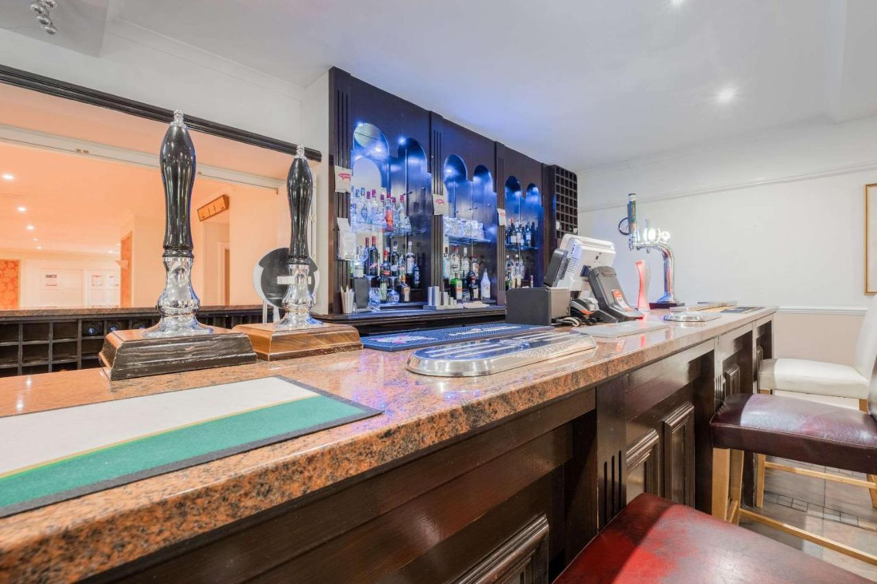 Ramada By Wyndham Cheltenham Golden Valley Екстериор снимка