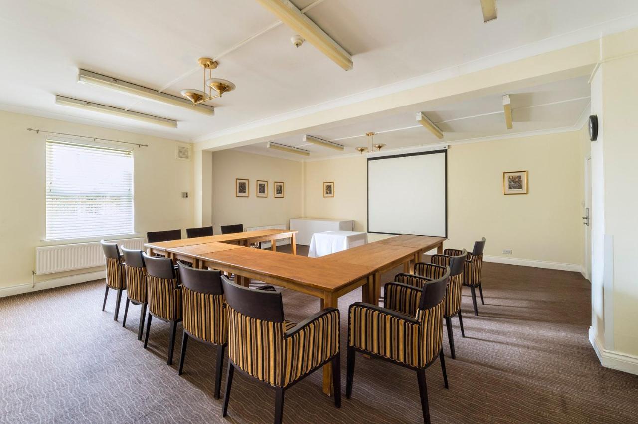 Ramada By Wyndham Cheltenham Golden Valley Екстериор снимка