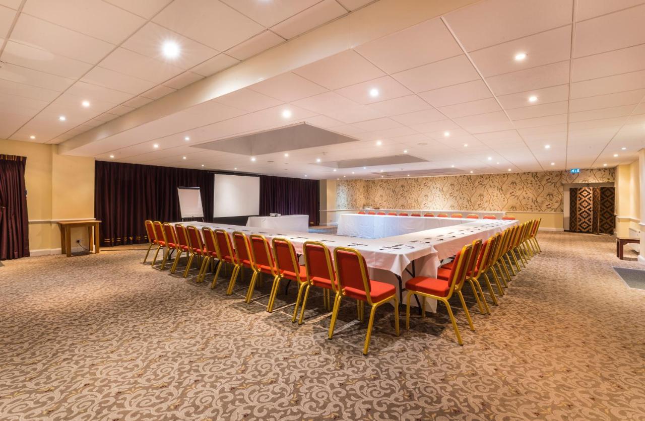 Ramada By Wyndham Cheltenham Golden Valley Екстериор снимка