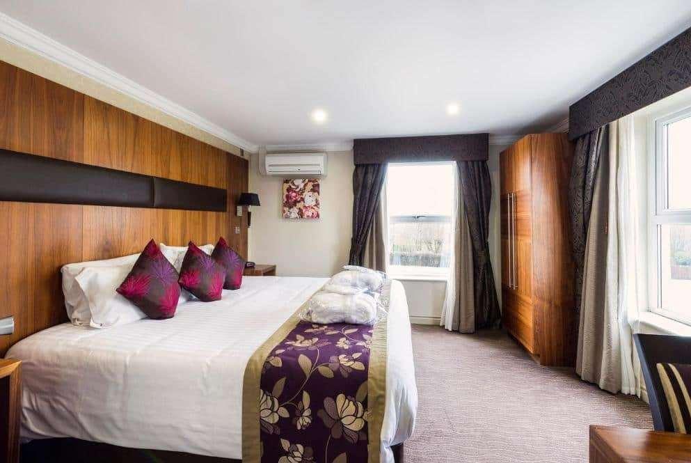 Ramada By Wyndham Cheltenham Golden Valley Стая снимка