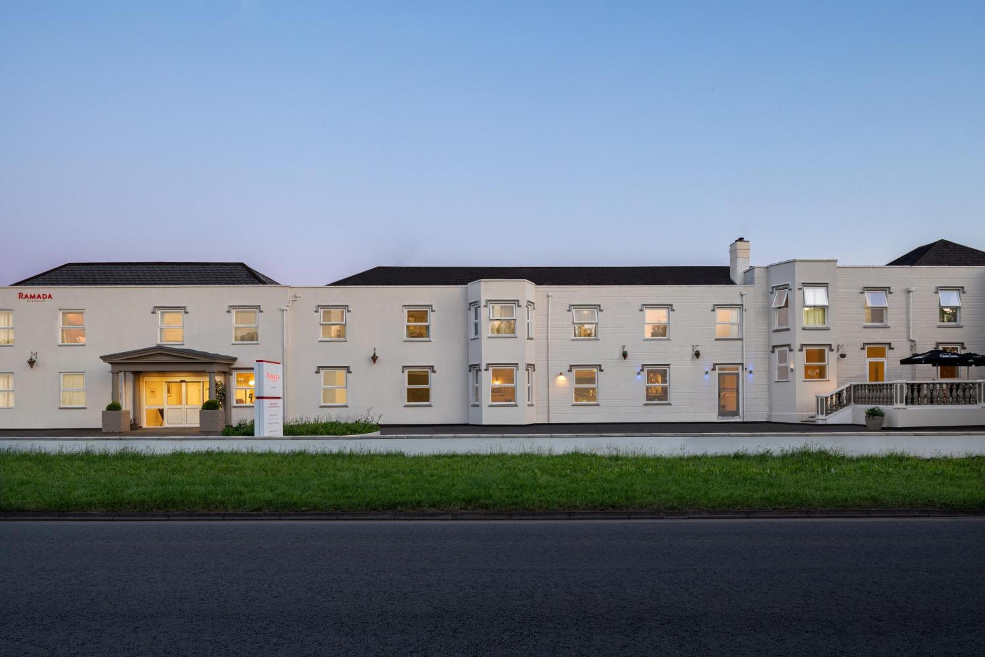 Ramada By Wyndham Cheltenham Golden Valley Екстериор снимка