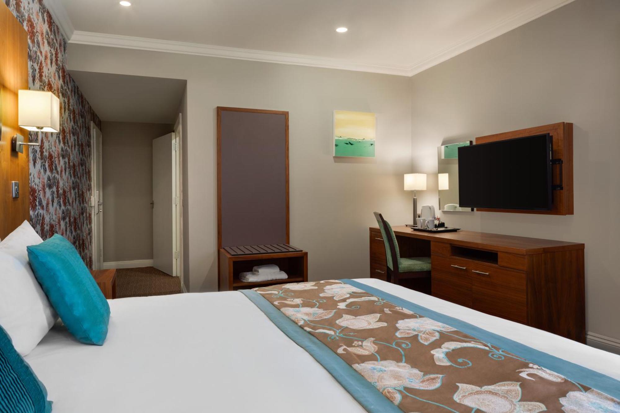 Ramada By Wyndham Cheltenham Golden Valley Екстериор снимка
