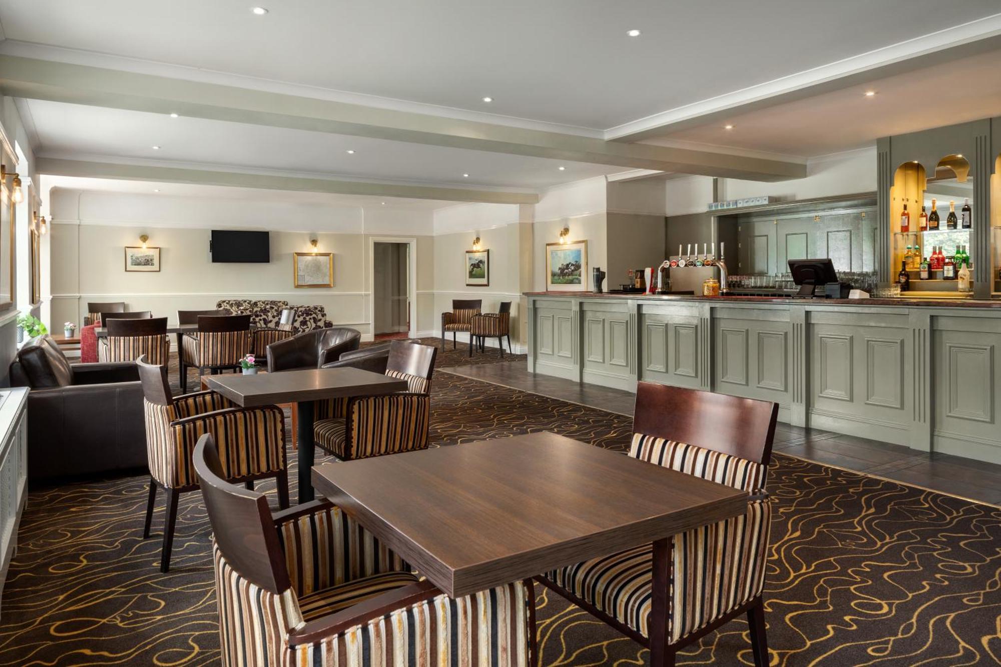 Ramada By Wyndham Cheltenham Golden Valley Екстериор снимка