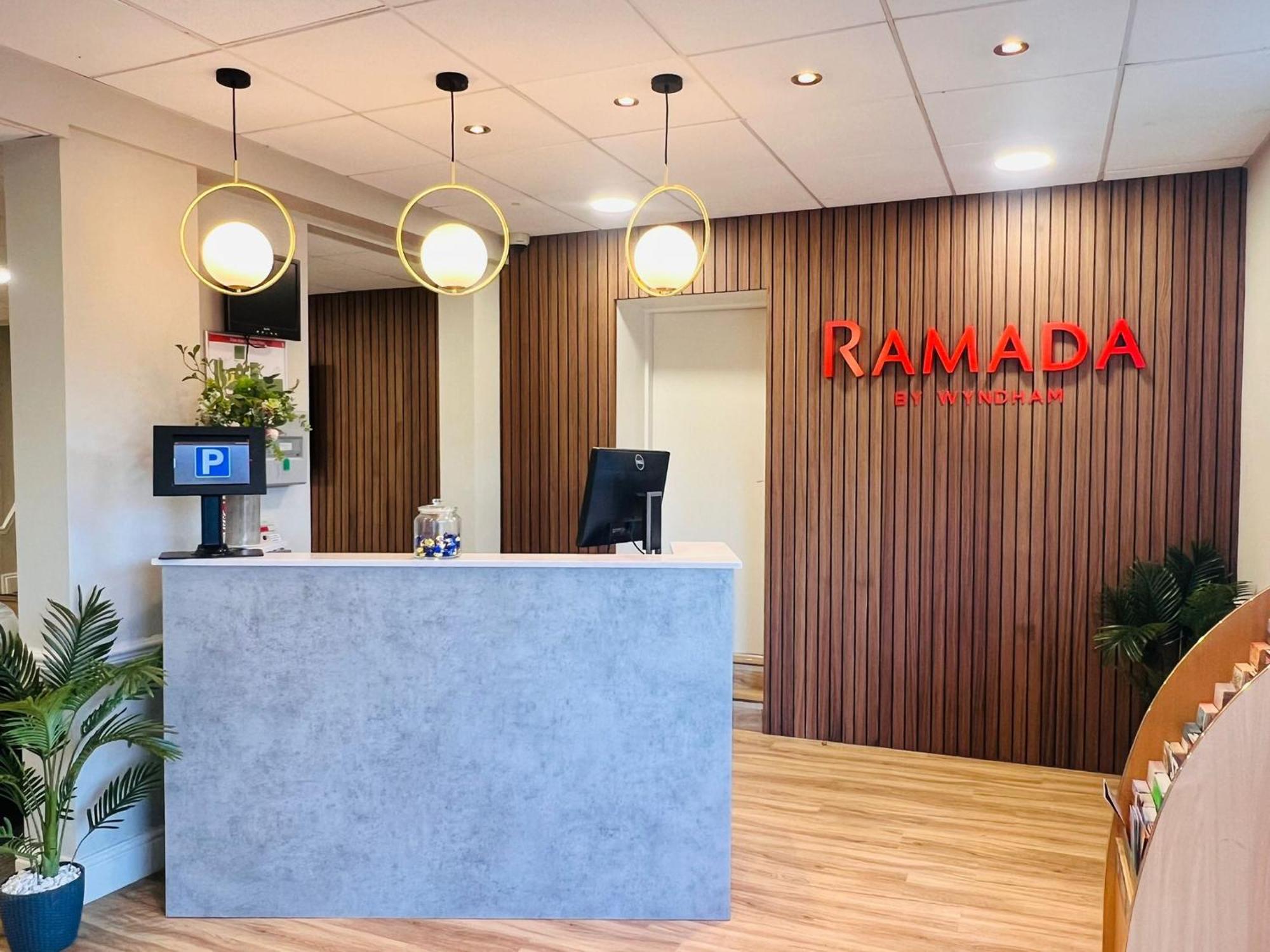 Ramada By Wyndham Cheltenham Golden Valley Екстериор снимка
