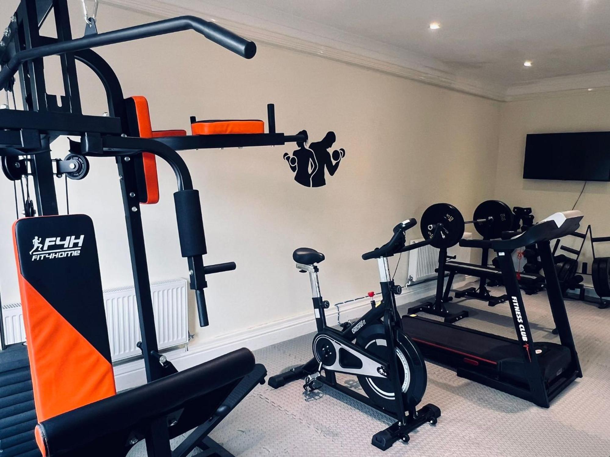 Ramada By Wyndham Cheltenham Golden Valley Екстериор снимка