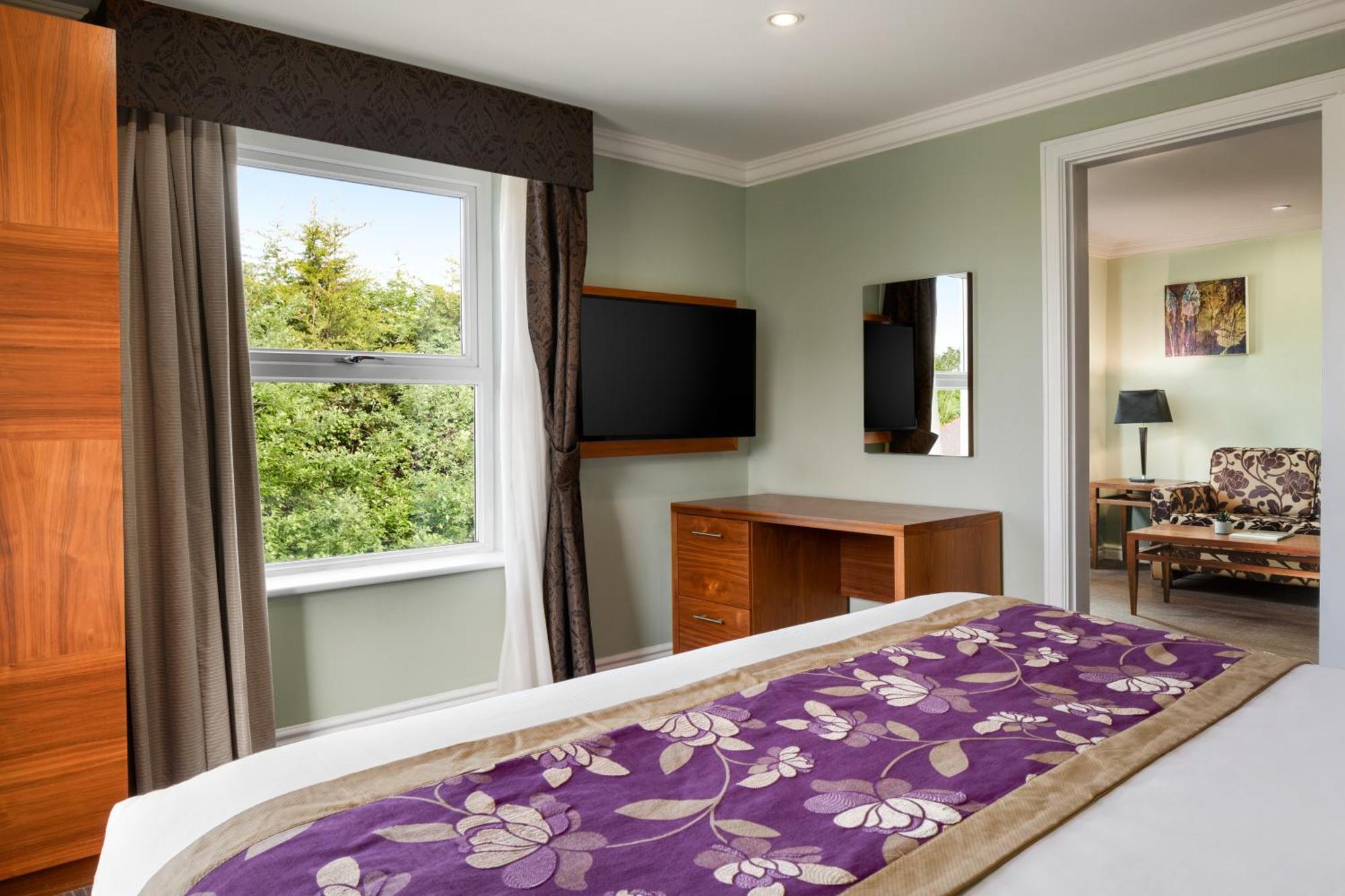 Ramada By Wyndham Cheltenham Golden Valley Екстериор снимка