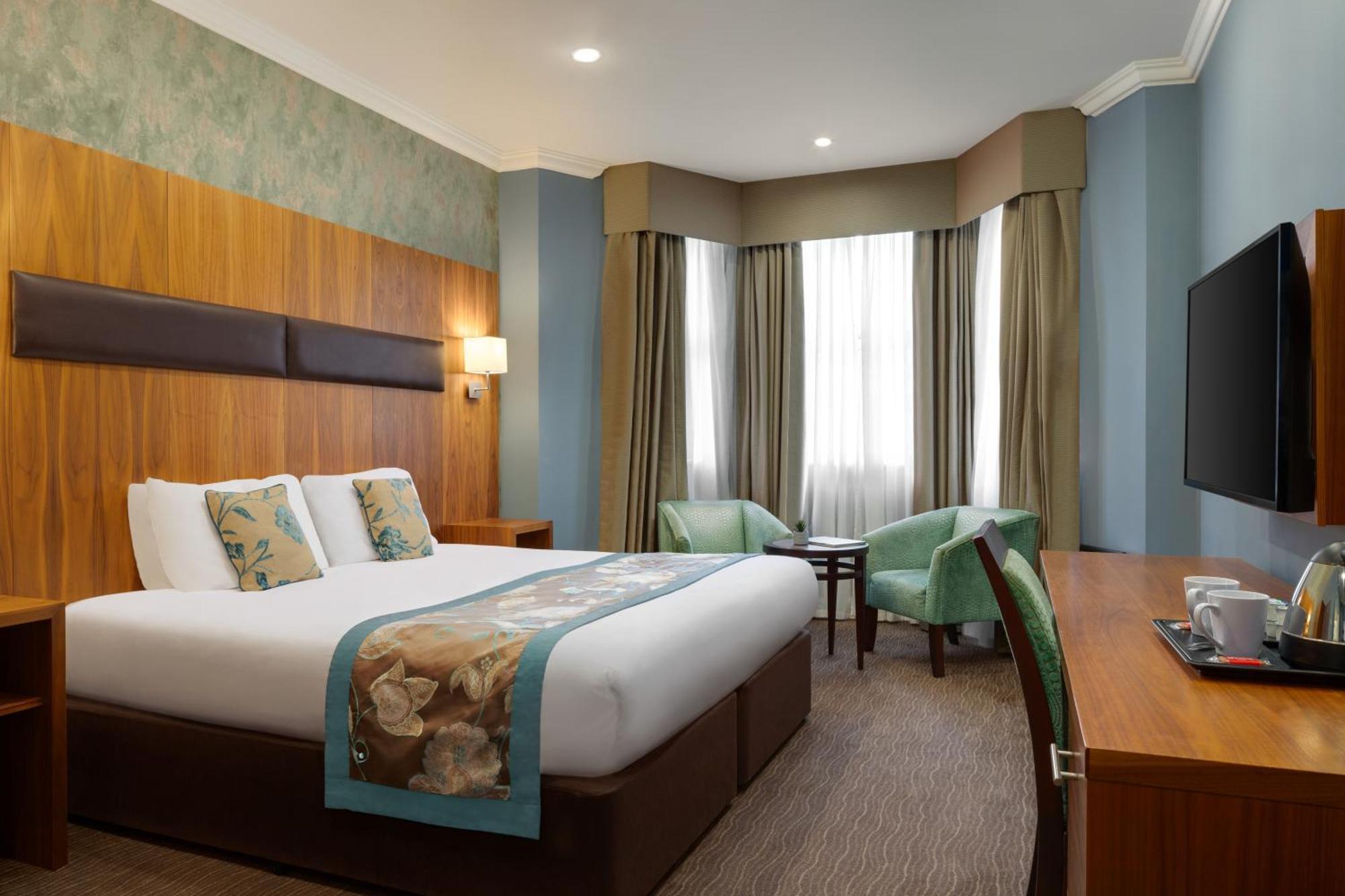 Ramada By Wyndham Cheltenham Golden Valley Екстериор снимка