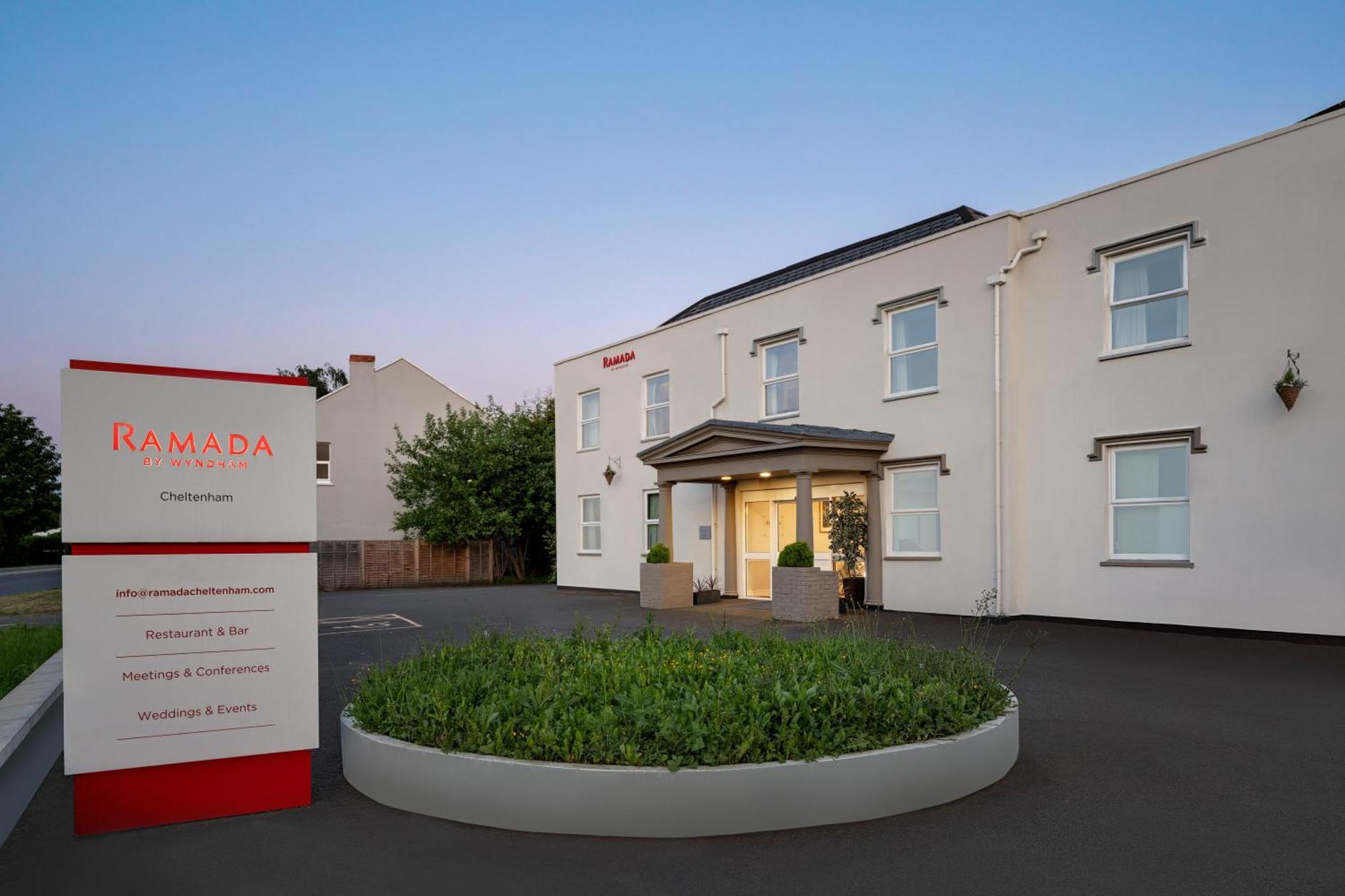 Ramada By Wyndham Cheltenham Golden Valley Екстериор снимка
