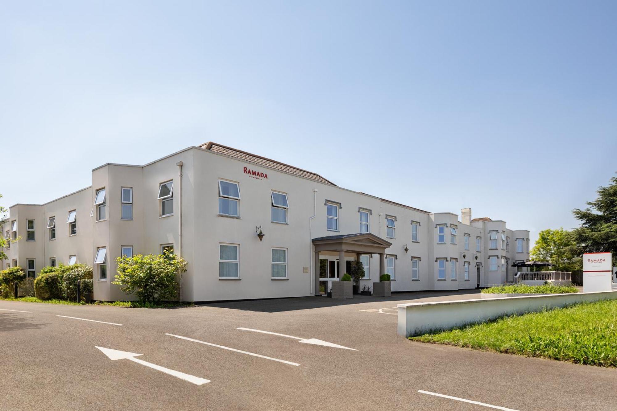 Ramada By Wyndham Cheltenham Golden Valley Екстериор снимка