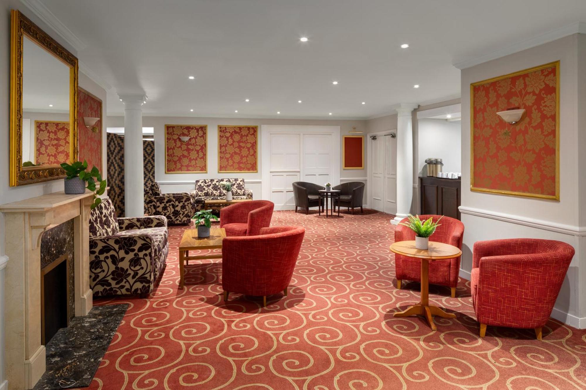 Ramada By Wyndham Cheltenham Golden Valley Екстериор снимка