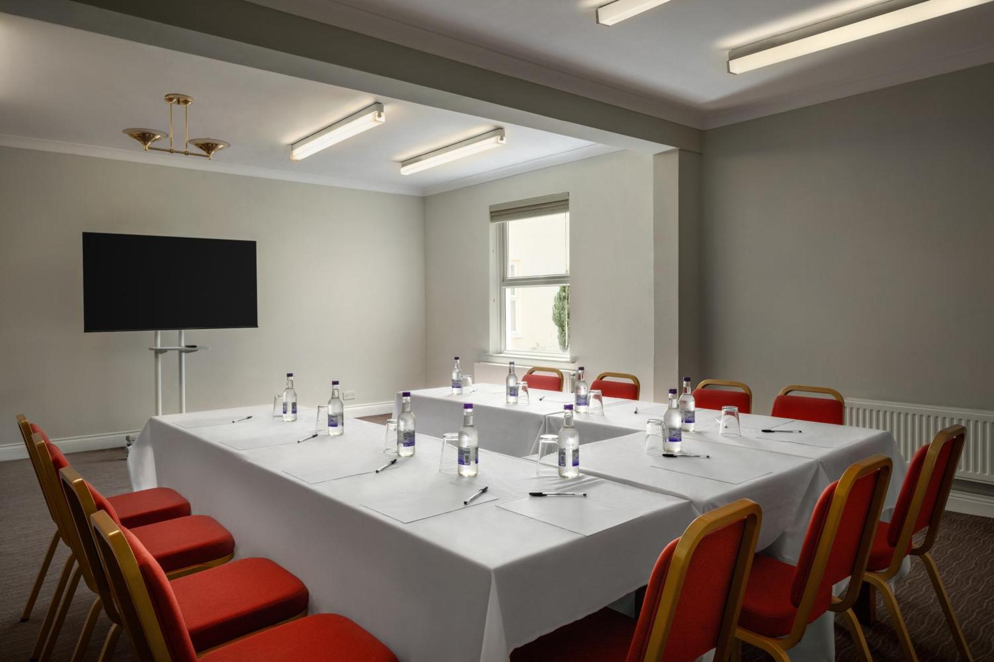 Ramada By Wyndham Cheltenham Golden Valley Екстериор снимка