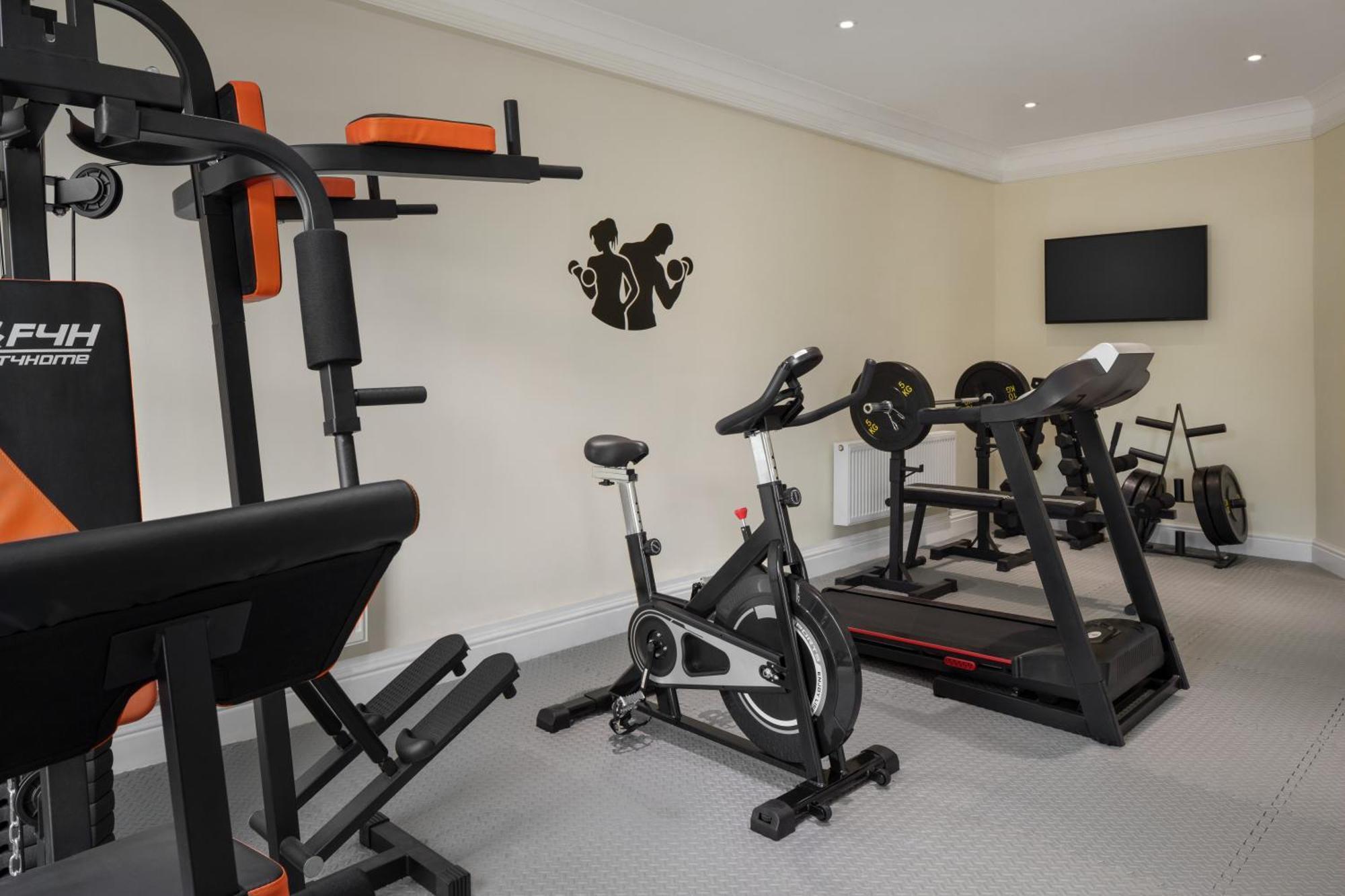 Ramada By Wyndham Cheltenham Golden Valley Екстериор снимка