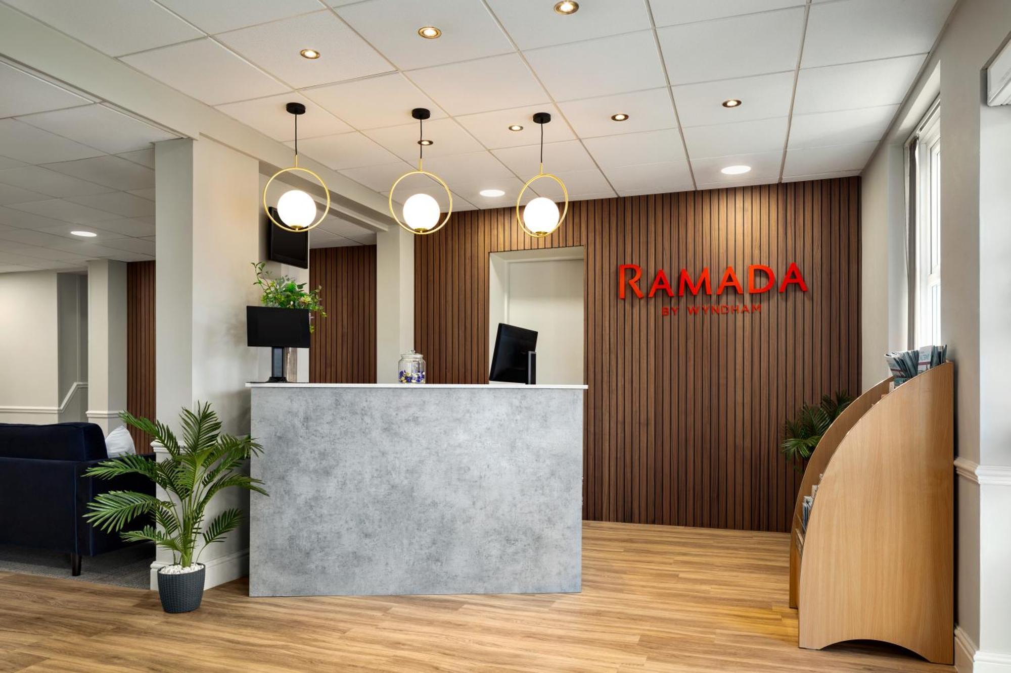 Ramada By Wyndham Cheltenham Golden Valley Екстериор снимка