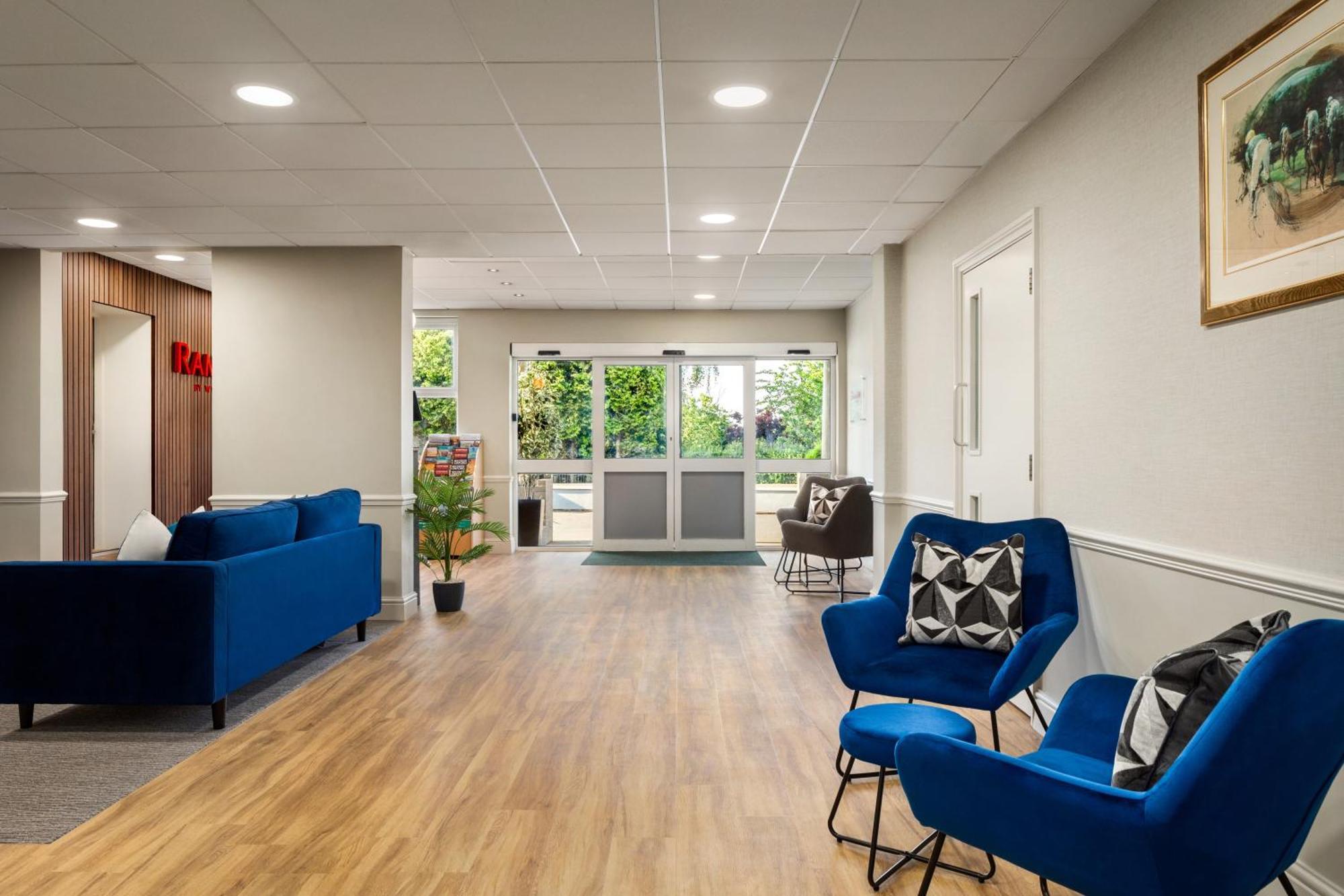 Ramada By Wyndham Cheltenham Golden Valley Екстериор снимка
