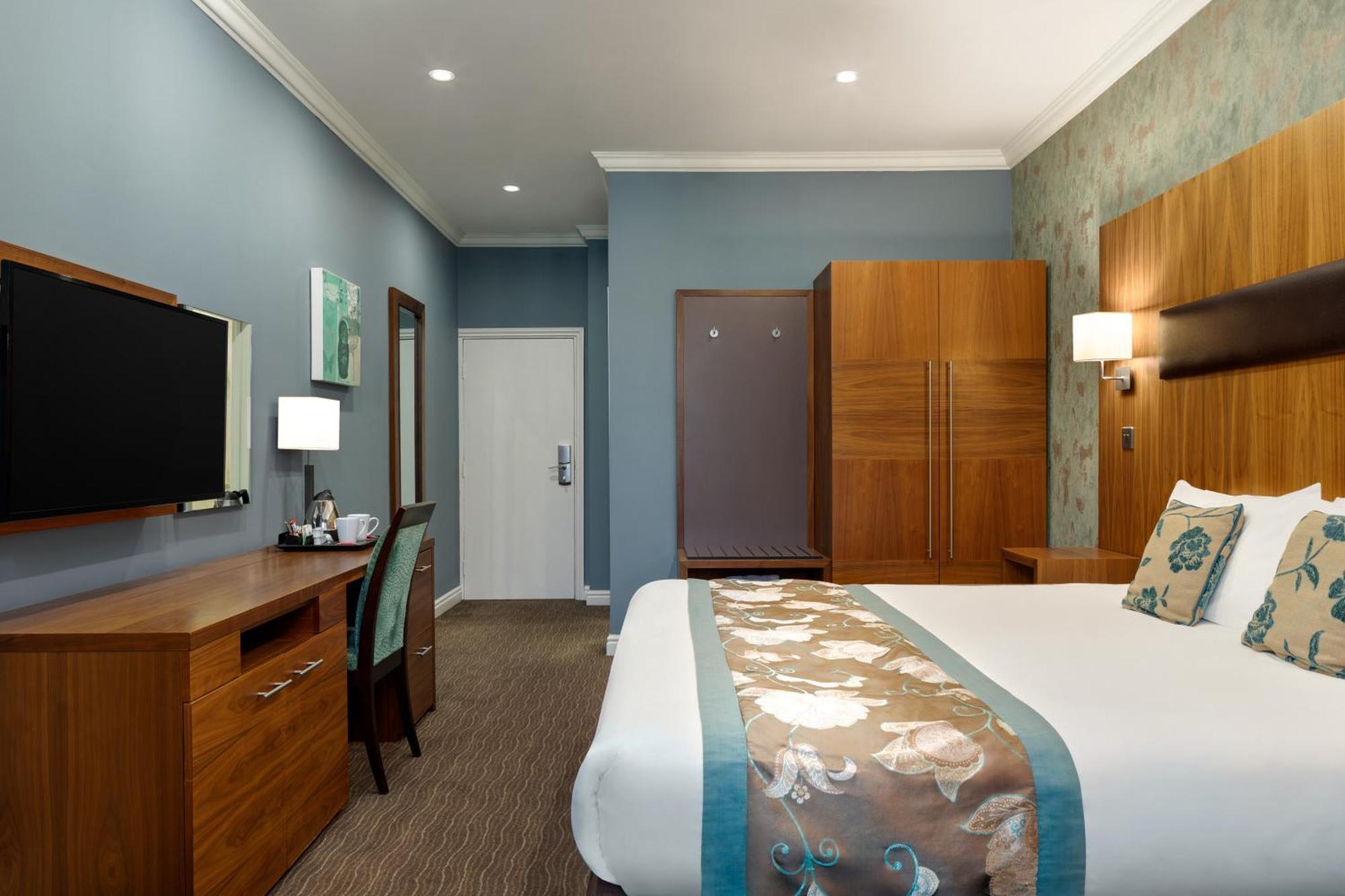 Ramada By Wyndham Cheltenham Golden Valley Екстериор снимка