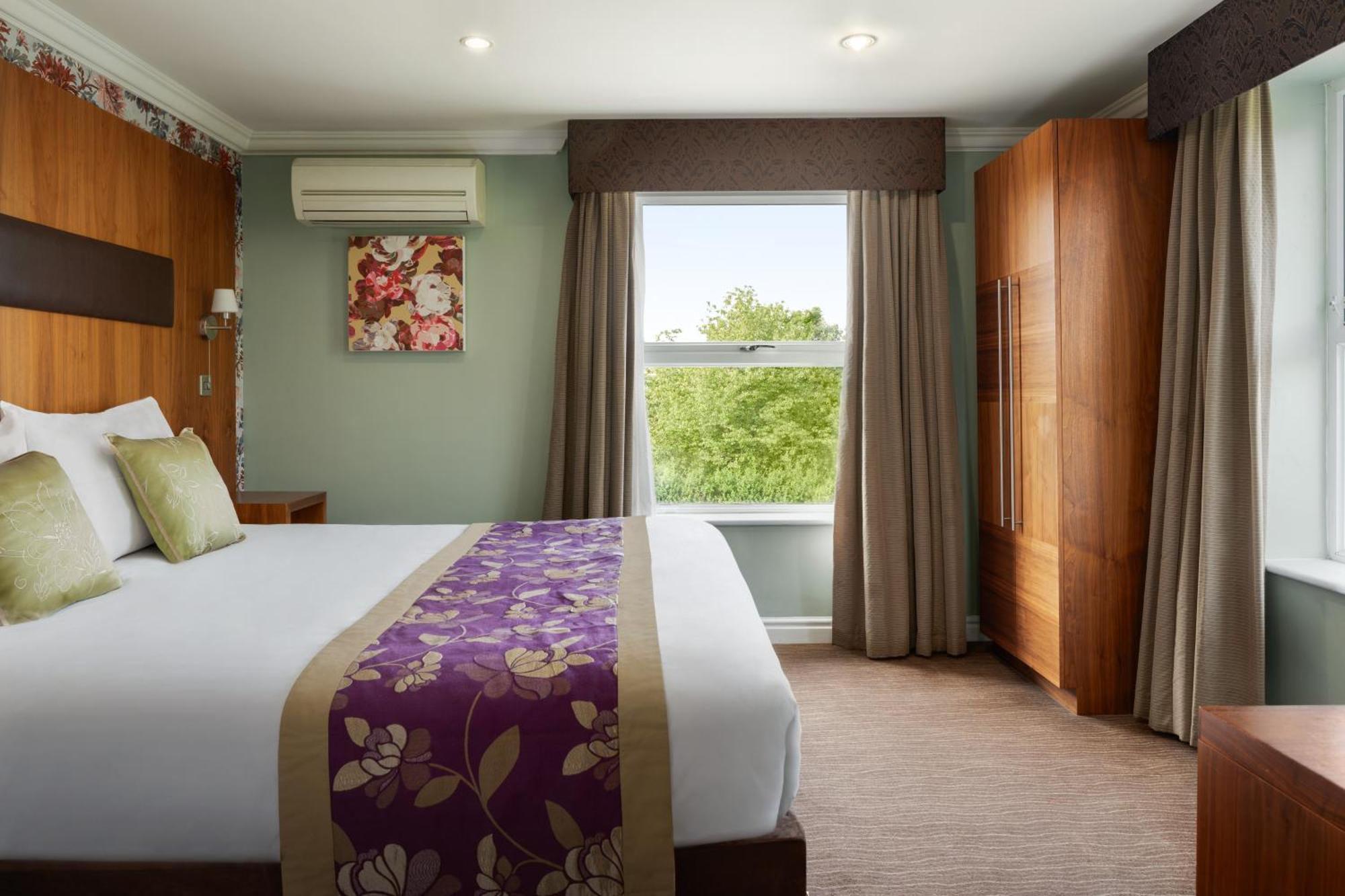 Ramada By Wyndham Cheltenham Golden Valley Екстериор снимка