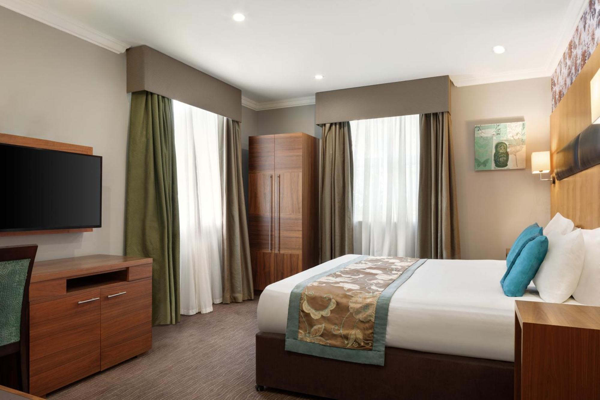Ramada By Wyndham Cheltenham Golden Valley Екстериор снимка