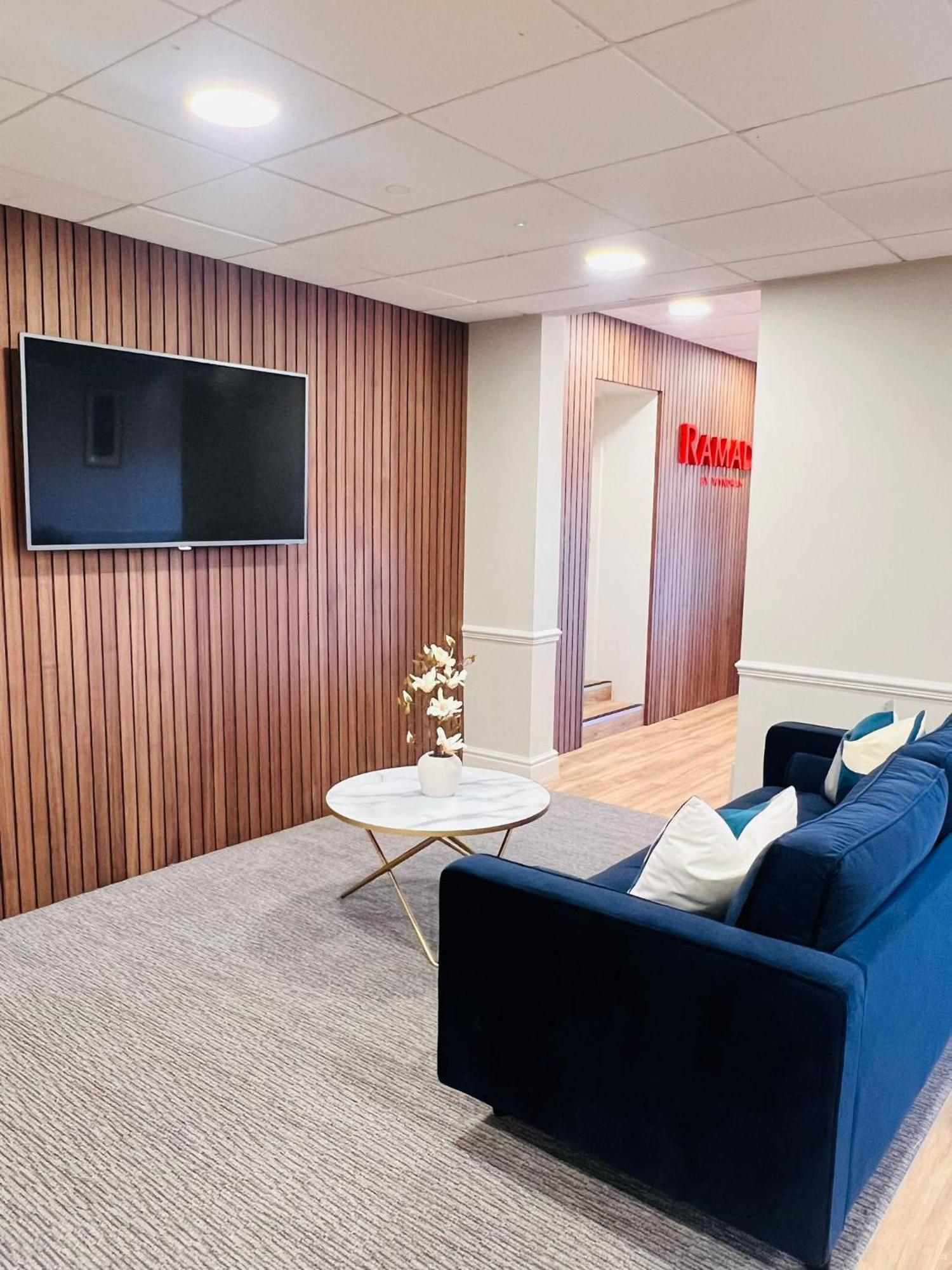 Ramada By Wyndham Cheltenham Golden Valley Екстериор снимка