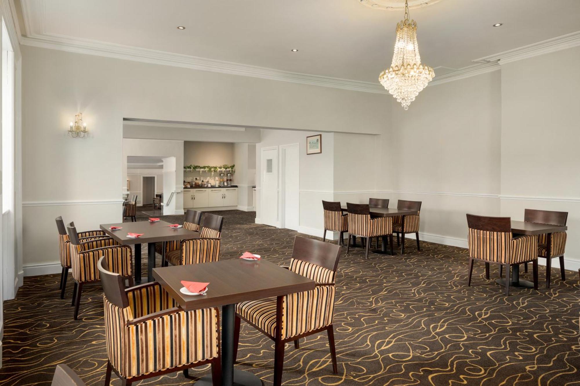 Ramada By Wyndham Cheltenham Golden Valley Екстериор снимка