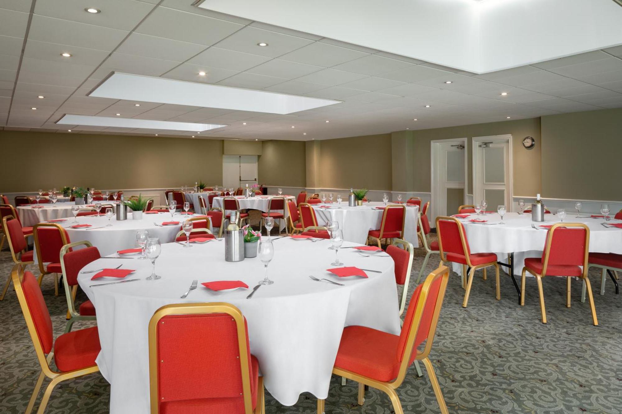 Ramada By Wyndham Cheltenham Golden Valley Екстериор снимка