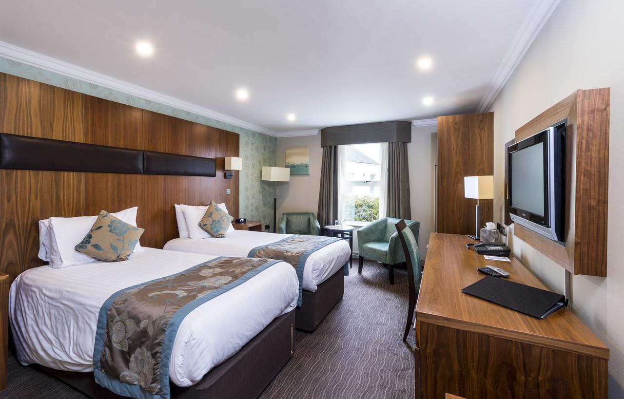 Ramada By Wyndham Cheltenham Golden Valley Екстериор снимка