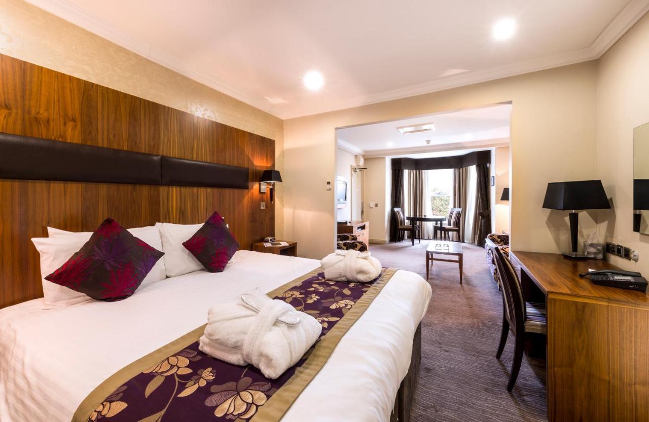 Ramada By Wyndham Cheltenham Golden Valley Екстериор снимка