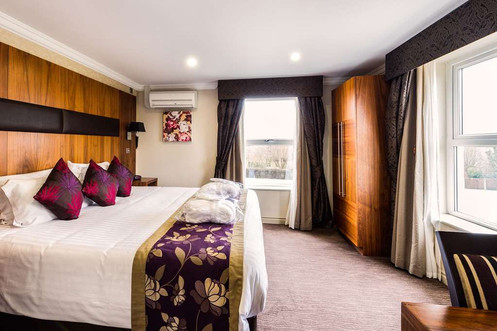 Ramada By Wyndham Cheltenham Golden Valley Стая снимка